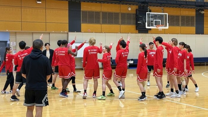 練習開始時に円陣を組む女子代表候補選手ら(都内)