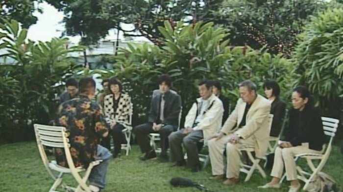 ジェイク・シマブクロさんが演奏するウクレレの音色は悲しみにくれるご家族の魂に響いた