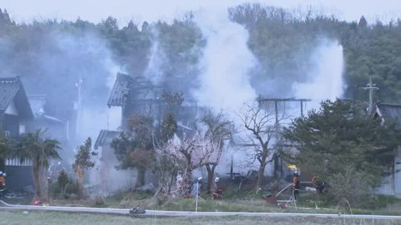 津幡町で住宅全焼　70代男性が顔にやけど　命に別条なし｜FNNプライムオンライン