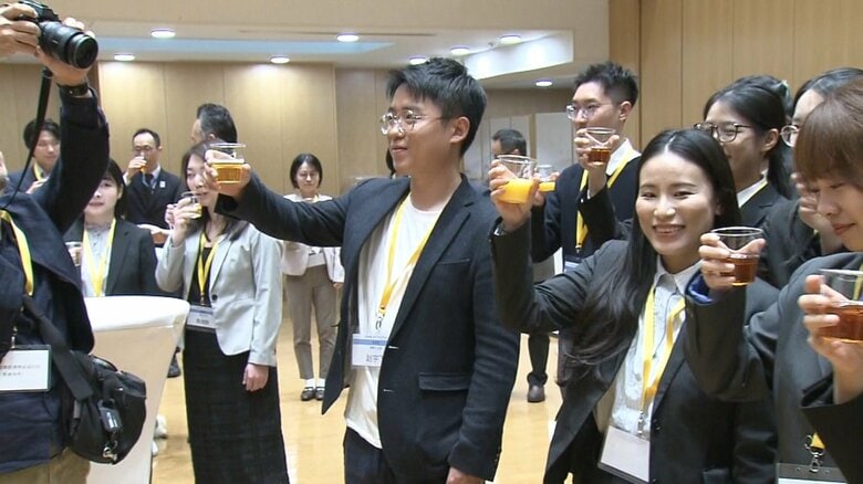 日本派遣の中国青年壮行会　国際交流員や外国語指導助手として活動へ｜FNNプライムオンライン