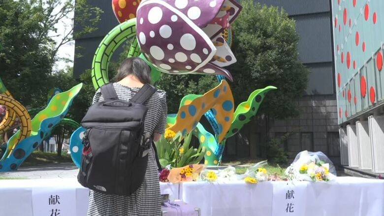 草間彌生さん偲び献花台「作品に残った魂は私たちに語り続ける」「ずっと貫いているものがあった」　故郷の松本市で多くの人が花を手向ける　松本市美術館で30日まで設置　市民は無料で作品の観覧も｜FNNプライムオンライン