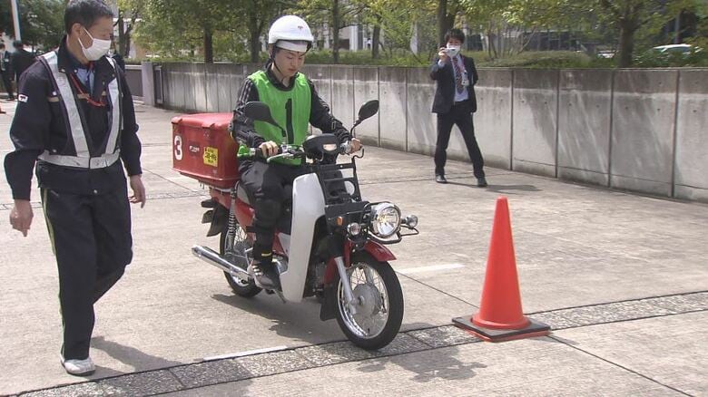 新人郵便配達員が「赤いバイク」で訓練　8の字走行、細い板の上をゆっくり渡る運転も｜FNNプライムオンライン