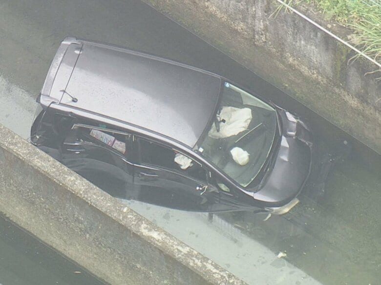 国道脇の柵を突き破る…車同士の事故の弾みで軽自動車が用水路に転落 救出された高齢の女性運転手がケガ｜FNNプライムオンライン