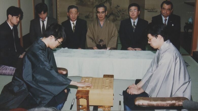 勝てば全冠制覇に王手…27年前に羽生善治九段が挑んだ“伝説に残る”対局 元ホテル支配人が明かす緊張感｜FNNプライムオンライン