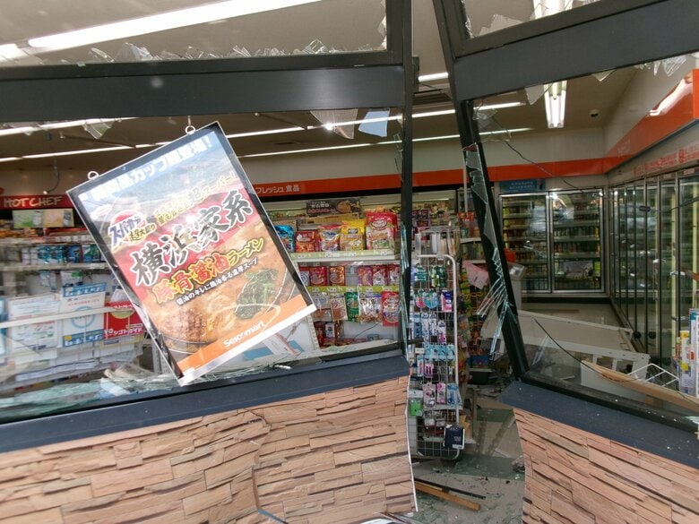 70代男性ドライバーの乗用車が暴走しコンビニに突っ込む「アクセルとブレーキを踏み間違えた」店の壁やガラス破損―店内の客と従業員にケガなし＜北海道由仁町＞｜FNNプライムオンライン