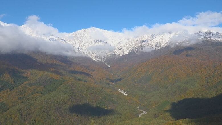 「三段紅葉」北アルプスの雪・中腹の赤や黄色・麓の緑　長野県白馬村｜FNNプライムオンライン