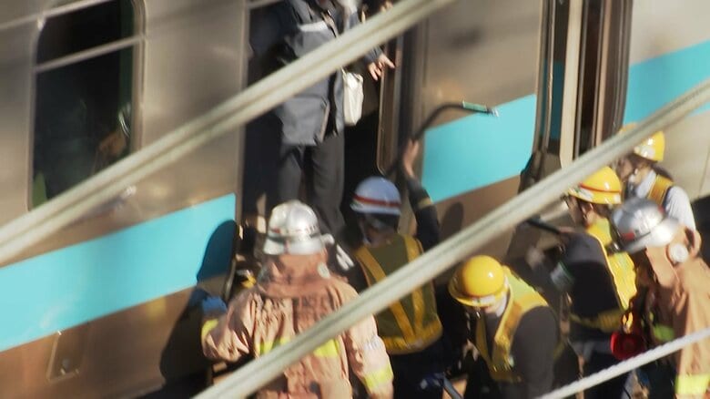 運転見合わせの京浜東北線・田町駅近くで乗客が次々線路に降りて移動開始…山手線も運転見合わせ続く｜FNNプライムオンライン