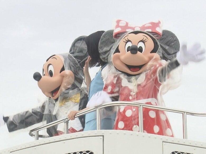 ミッキー登場で雨がピタリと…愛知県小牧市で11年ぶりのディズニーパレード 中心街の1km程に約5万人詰めかける｜FNNプライムオンライン