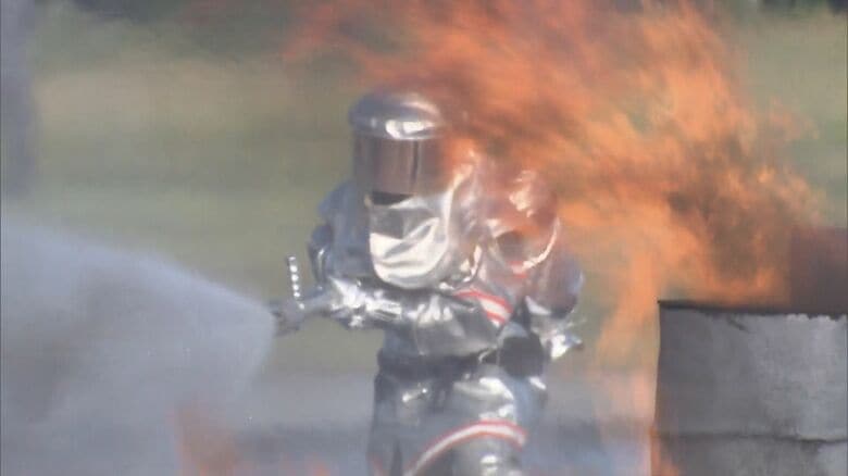 着陸時に機体が炎上した想定…航空自衛隊岐阜基地で消防訓練 周辺住民が見学するなか専用消防車で消火｜FNNプライムオンライン