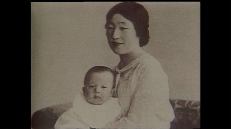 上皇さまを抱く香淳皇后