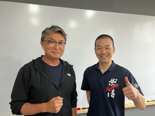 岩本さん(右)と筆者