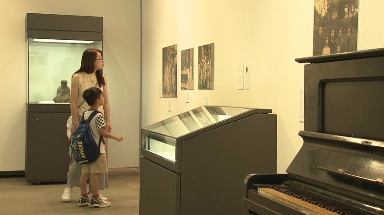 展示品を見る来館者