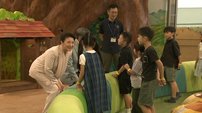 『となりのトトロ』の世界を表現した遊び場で子どもたちと交流された