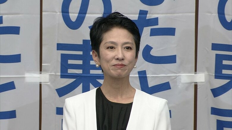 小池氏の3期目が当選確実となった後の蓮舫氏の様子…目には涙？（7日午後8時過ぎ）