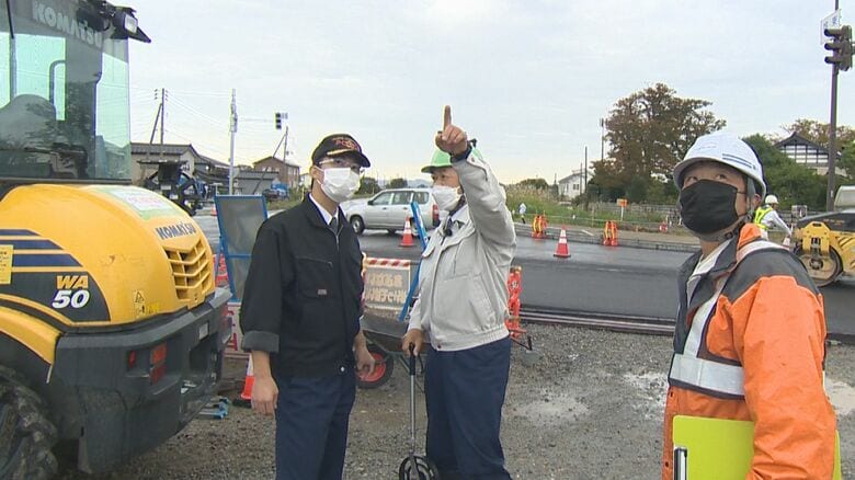 後輩と工事現場を確認する佐藤警部補