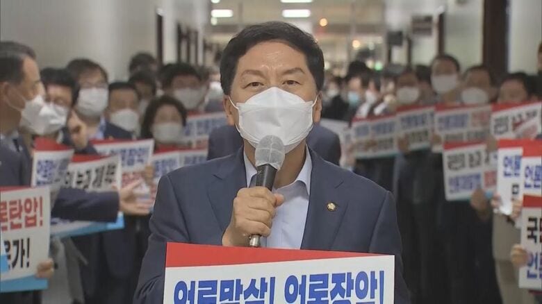 野党「国民の力」は報道の自由を侵害するとして法案に徹底抗戦している