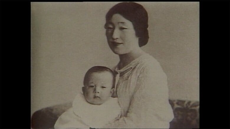 上皇さまを抱く香淳皇后