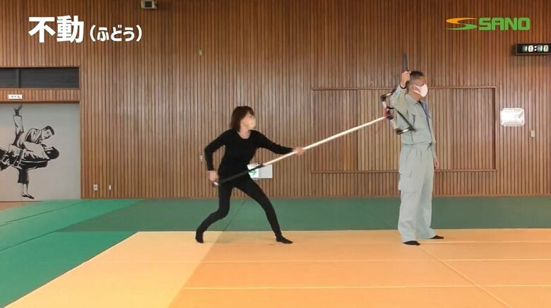 社長の右腕に「不動」を押し当てる女性社員