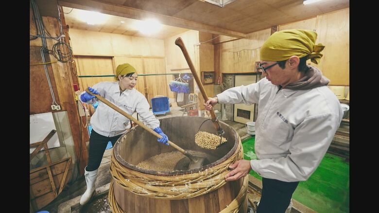 糀屋団四郎の和釜　大豆を煮て一晩留め置くことで風味豊かに