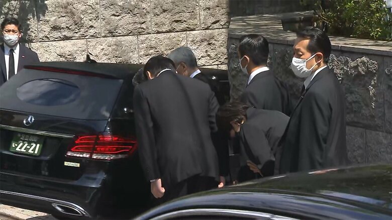高市政調会長が大きく頭を下げ悲しむ姿も見られた