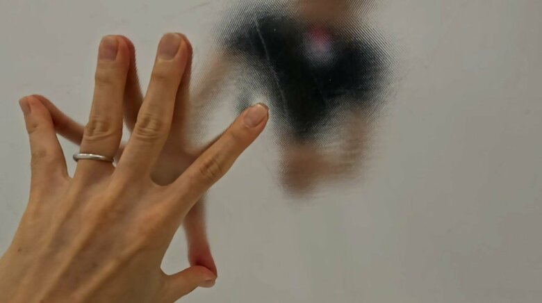 機体は押すとくぼむができ、弾力があることが分かる　