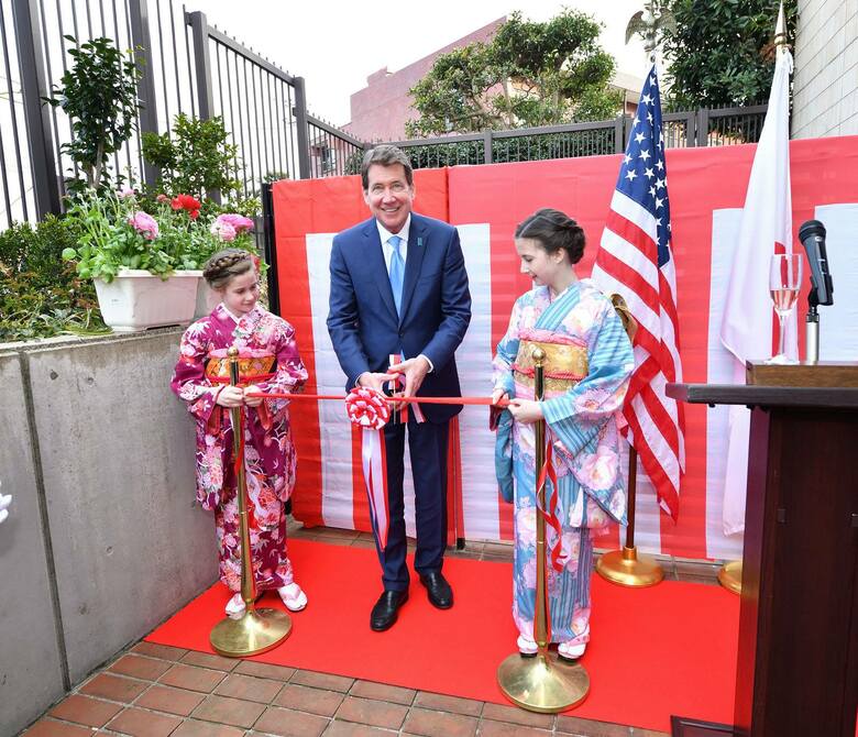 駐日大使時代に2人の娘と　2018年3月神奈川県のイベントにて撮影（在日米国大使館ツイッターより）