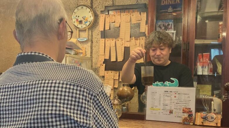 最後に、常連客が久保田さんのためにコーヒーを入れる