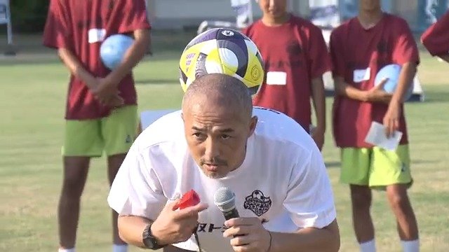 真剣な表情や笑顔で語りかけ