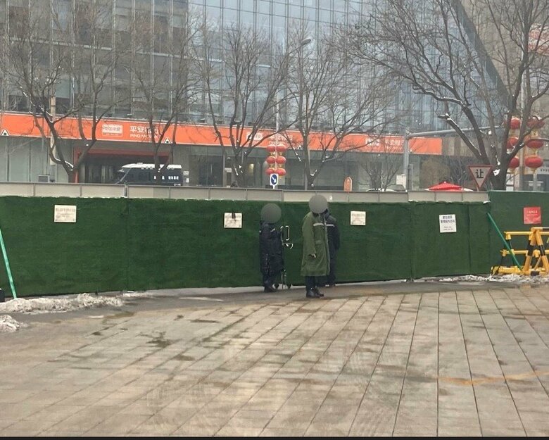 ホテルは高さ２メートルの壁で囲われている。これを乗り越えて外出しようとは思わない･･･