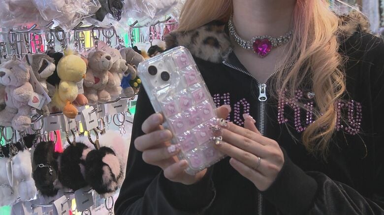 スマホケースの裏をシールで“デコる”ことが流行