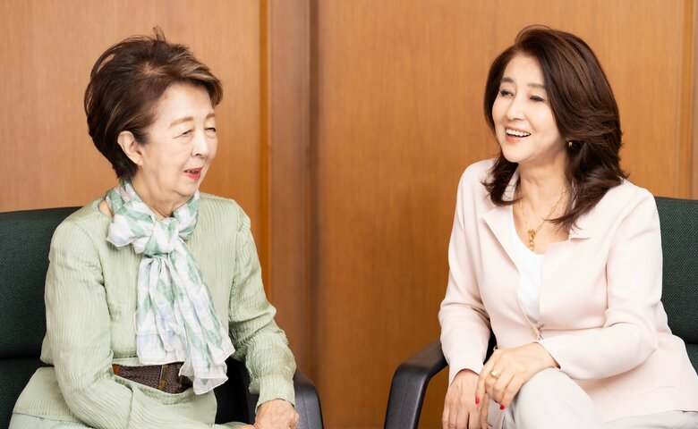 母から受け継いだものを語る下重暁子さんと秋吉久美子さん（C）新潮社
