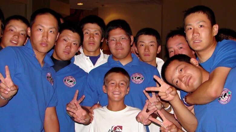 ヌートバー少年（中央）と大学日本代表。若き日の斎藤佑樹（右から4人目）や田中将大（右端）の姿も。
