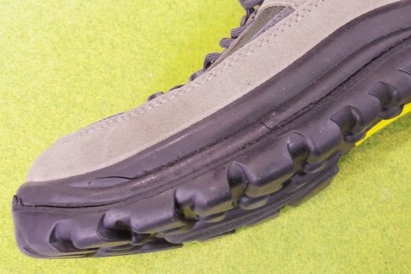 ソールにひびが見える（画像：石井スポーツ提供）