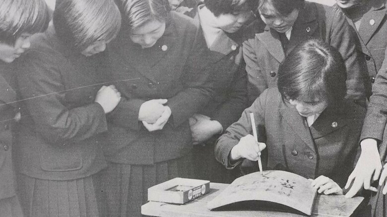 天守閣復興瓦一枚運動　『目で見る小田原の歩み』より