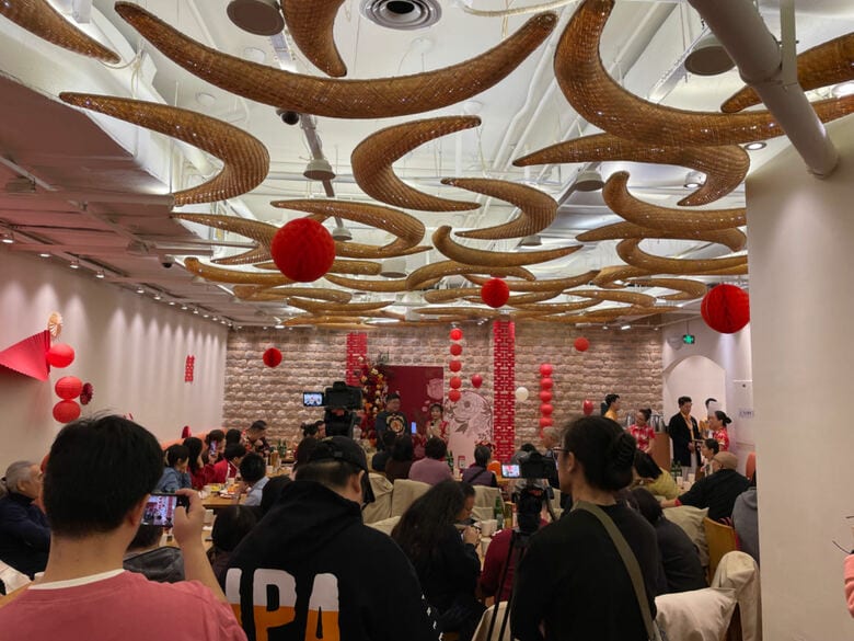 支局スタッフの結婚披露宴は一般客もいるレストランで行われた