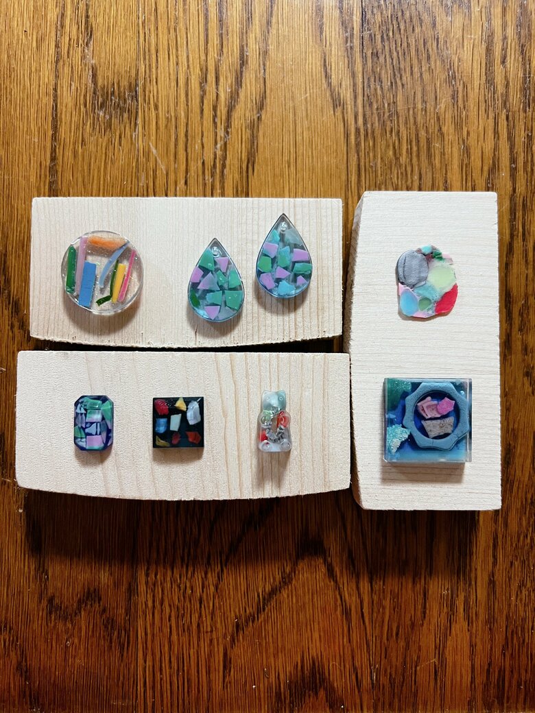 海洋プラスチックを拾い、素材として作った作品