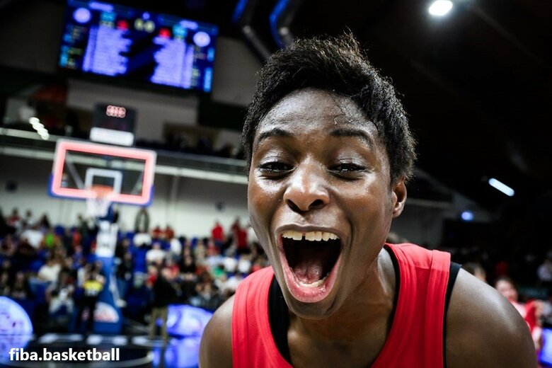 スペイン戦勝利、五輪出場決定を喜ぶ馬瓜エブリン（11日、ハンガリー・ショプロン）