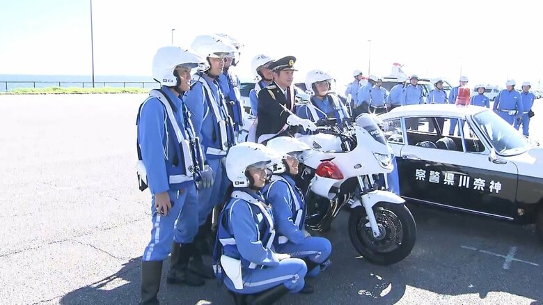 白バイにまたがる近藤さん
