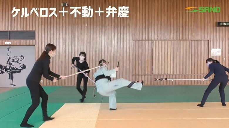 それぞれが本体を引いたり押し当てたりして、社長のバランスを崩す