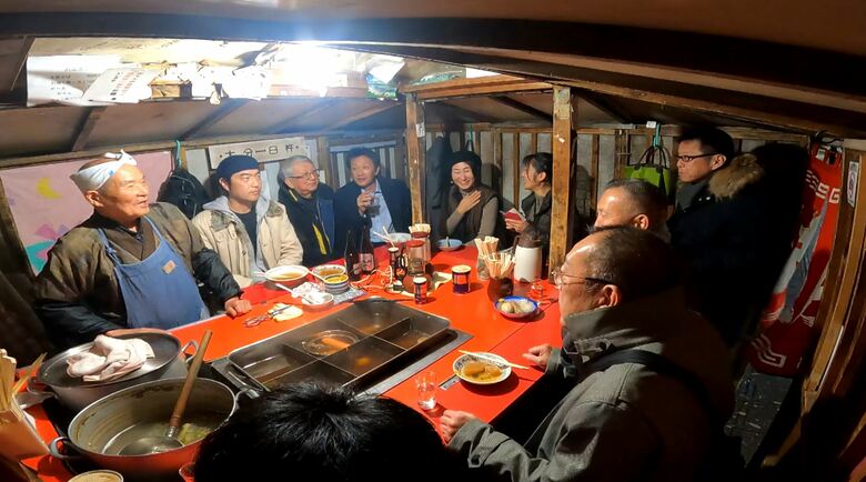午後6時過ぎには屋台は満員に