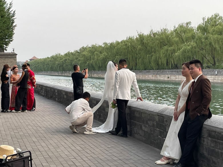 多くの新婚夫婦が撮影に興じている