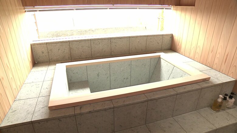 希少な「十和田石」を使用した浴室