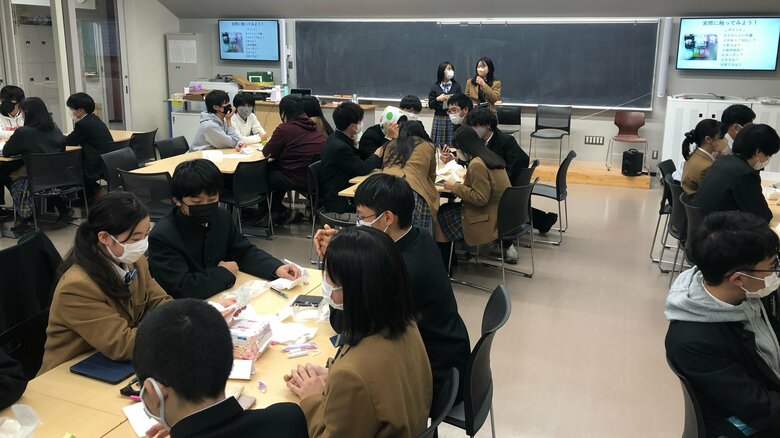 品川女子学院の生徒たちが開成高校に講義に