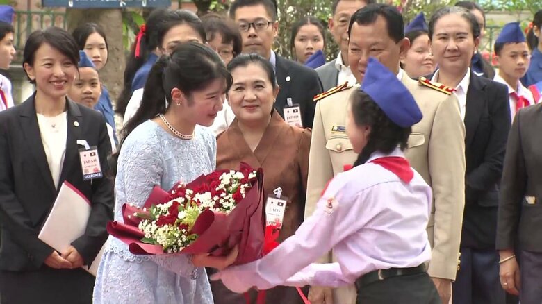 子どもたちの出迎えを受け、笑顔で花束を受け取られた