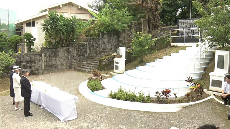 小桜の塔に花を供えられる天皇ご一家