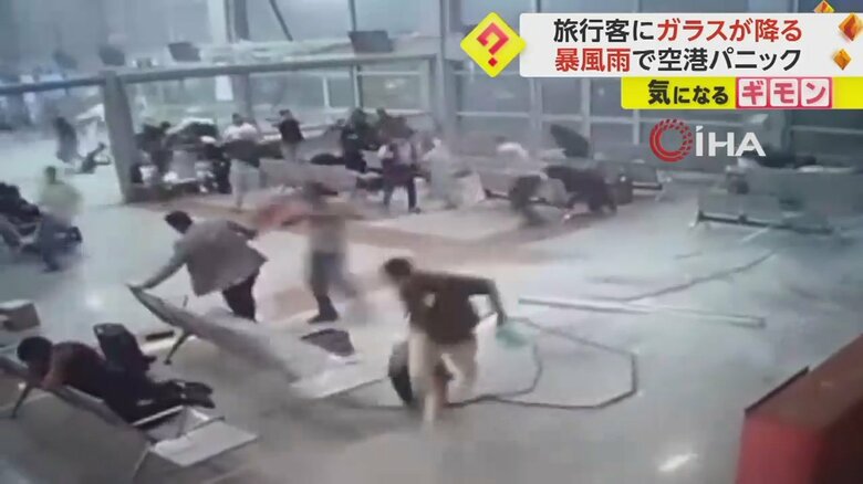 突然ガラスの破片が降り注ぎ、逃げ惑う人たち⑥