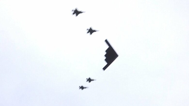 B-2A爆撃機とF-35A戦闘機の編隊飛行。地上にF-22A戦闘機があり六月のイラン攻撃に使われた機種が揃えられた