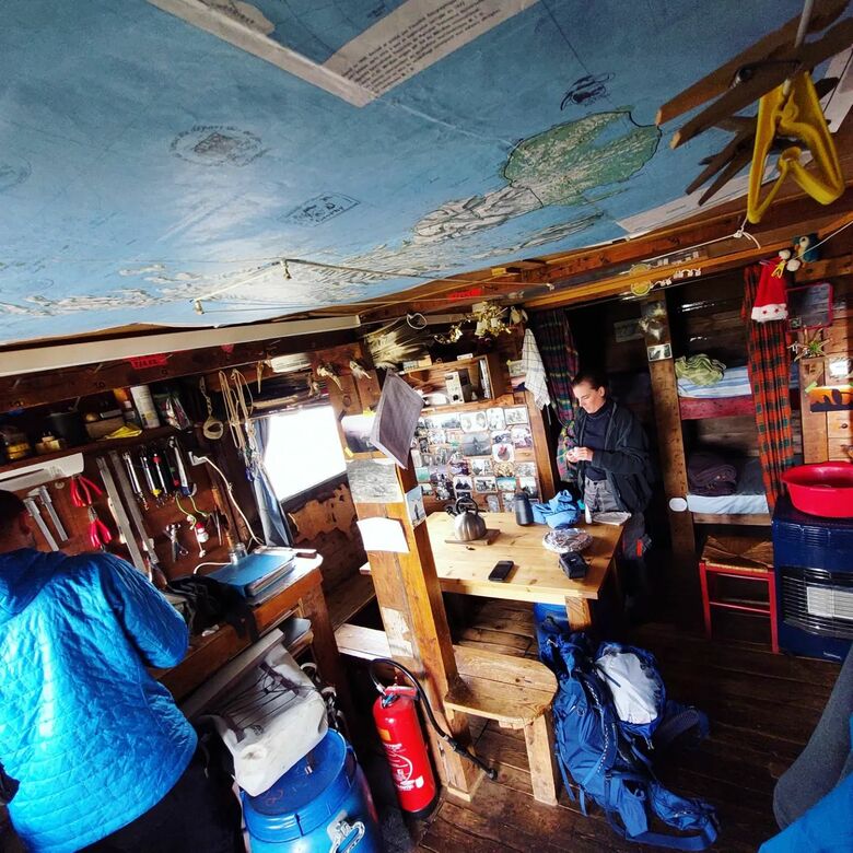 持っていく食材や機材をどうするかなど研究者の野外活動のオペレーションを取りまとめる作業をするという