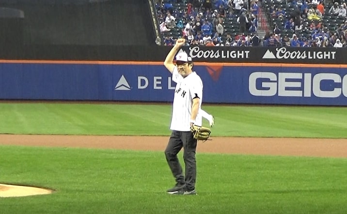 森総領事は場内アナウンスで紹介されマウンドへ