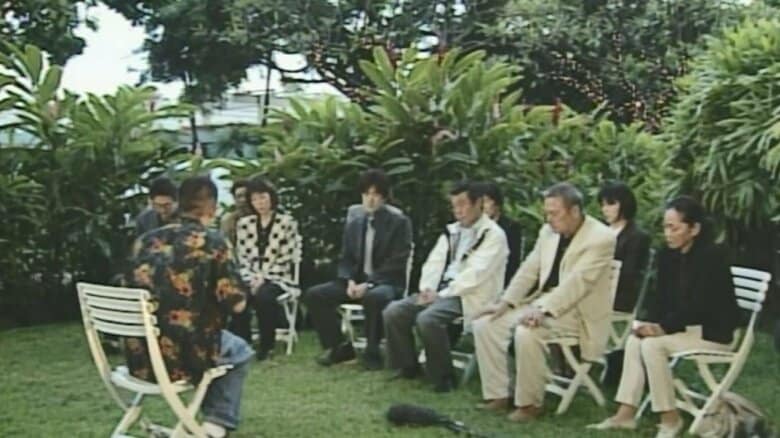 ジェイク・シマブクロさんが演奏するウクレレの音色は悲しみにくれるご家族の魂に響いた